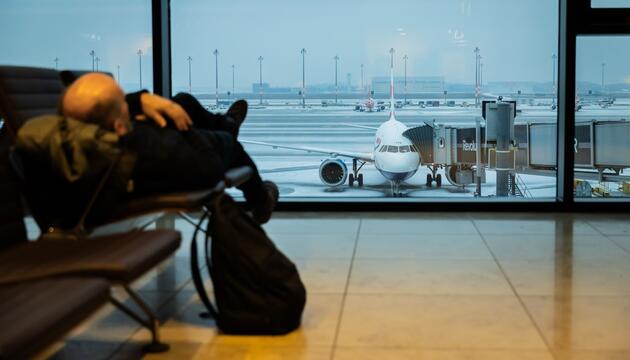 Ein Mann liegt im Terminal des Flughafens Berlin/Brandenburg.