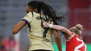 Für diese Aktion sah Bayerns Franziska Kett die Rote Karte.