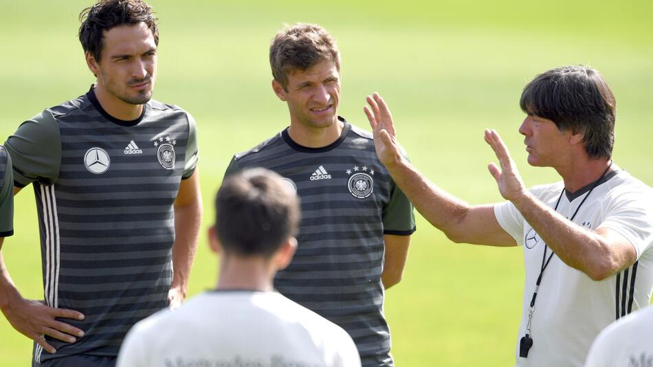 Bundestrainer Löw mit Mats Hummels und Thomas Müller