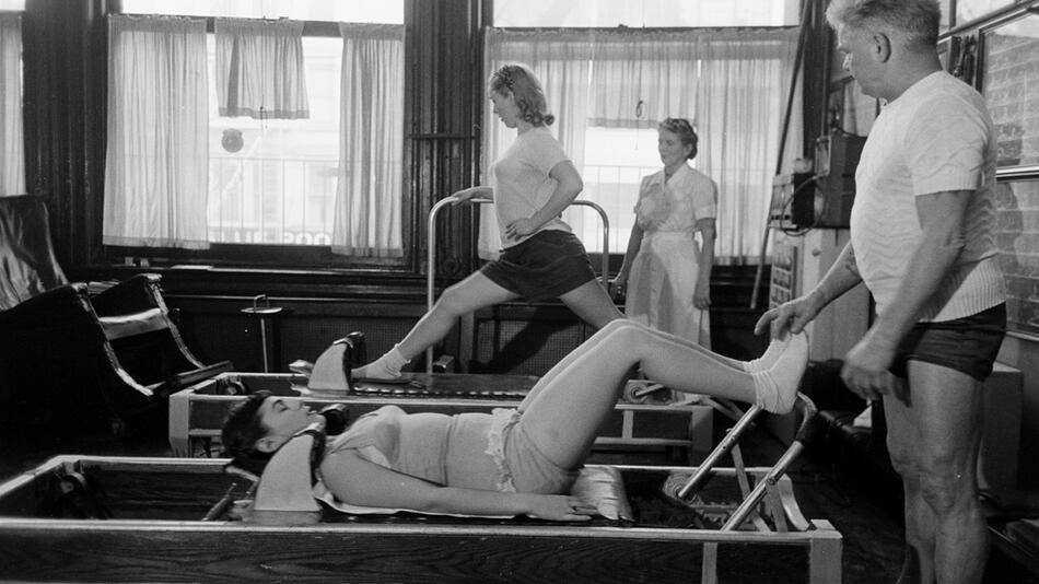 Opernsängerin Roberta Peters mit ihrem Trainer Joseph Pilates.