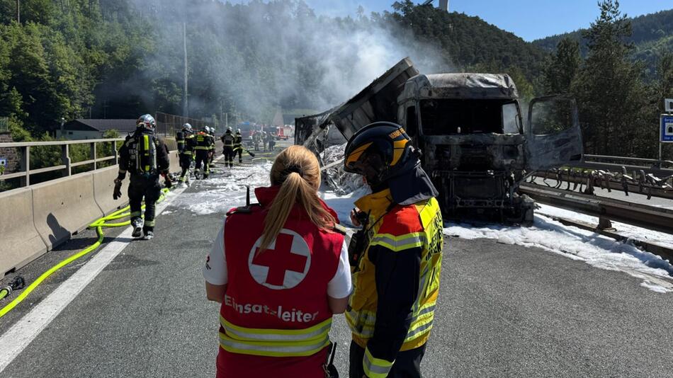 Ein Lkw-Brand in Tirol beschädigte die Fahrbahn der A13 stark