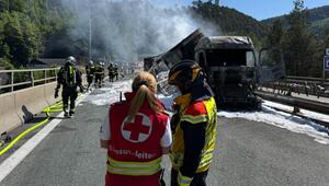 Ein Lkw-Brand in Tirol beschädigte die Fahrbahn der A13 stark