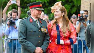 Noch mit Armschlinge, aber strahlendem Lächeln: Kronprinzessin Amalia und ihr Vater, König ...