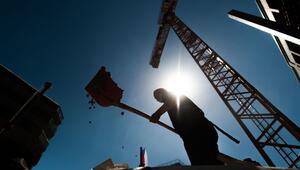 Bauarbeiter arbeitet bei Hitze auf einer Baustelle
