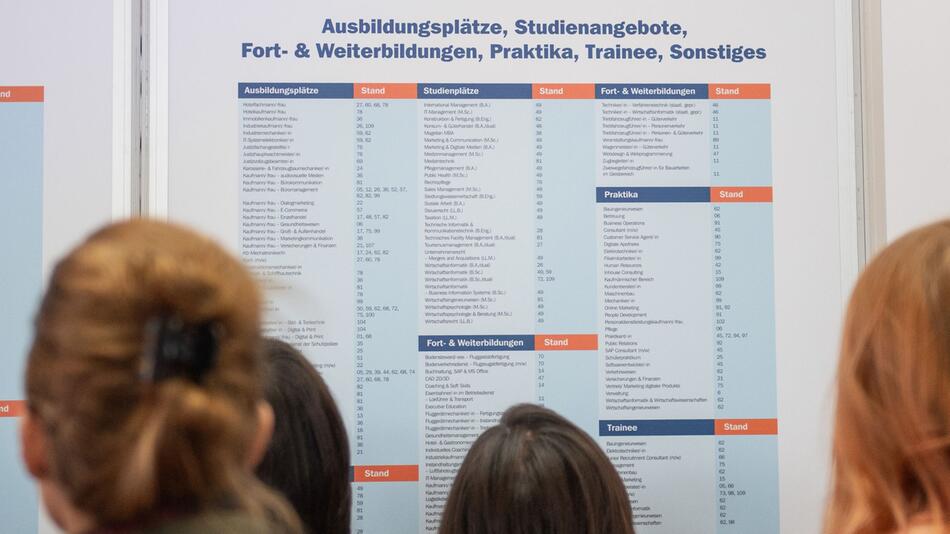 Messebesucher schauen sich Ausbildungsangebote auf Jobmesse an