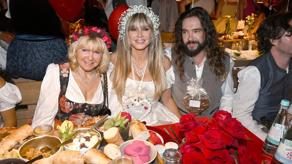 Heidi Klum ließ es sich mit ihrer Mutter Erna und Ehemann Tom im Käferzelt schmecken.