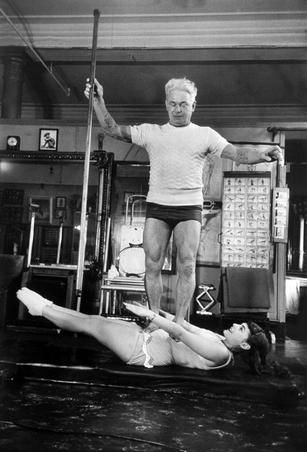 Opernsängerin Roberta Peters balanciert ihren Trainer Joseph Pilates.