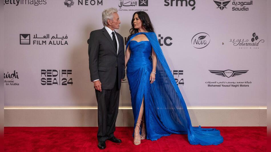 Michael Douglas und Catherine Zeta-Jones waren zwei der Stars auf dem roten Teppich des The Red ...