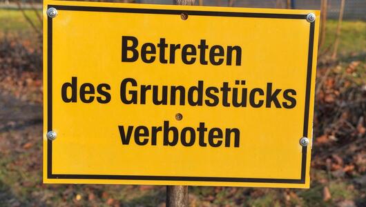 Schild: Betreten des Grundstücks verboten.