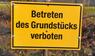 Schild: Betreten des Grundstücks verboten.