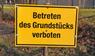 Schild: Betreten des Grundstücks verboten.