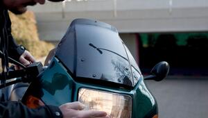 Ein Mann überprüft das Licht an seinem Motorrad