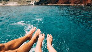 Bei Beine eines Paares baumeln von einem Boot