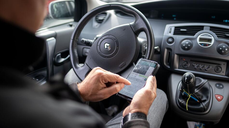 Lesen von Handynachricht bedeutet lange Blindfahrt