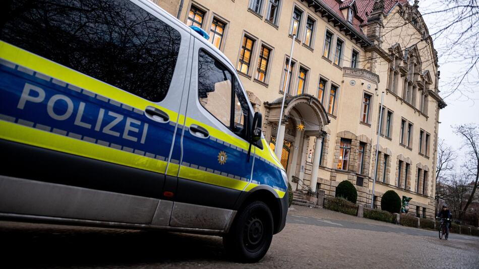 Einsatzfahrzeug der Polizei steht vor der Friedrich-Bergius-Schule in Berlin-Friedenau