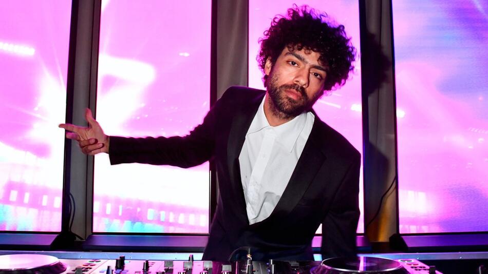 Noah Becker lebt in Berlin und steht dort regelmäßig an den Turntables - wie hier beim Ball der ...