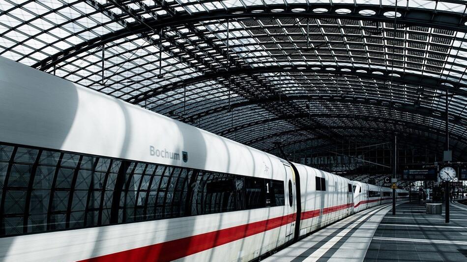 Die weißen Platten mit den Rillen sind am Bahnsteig zur Orientierung da.