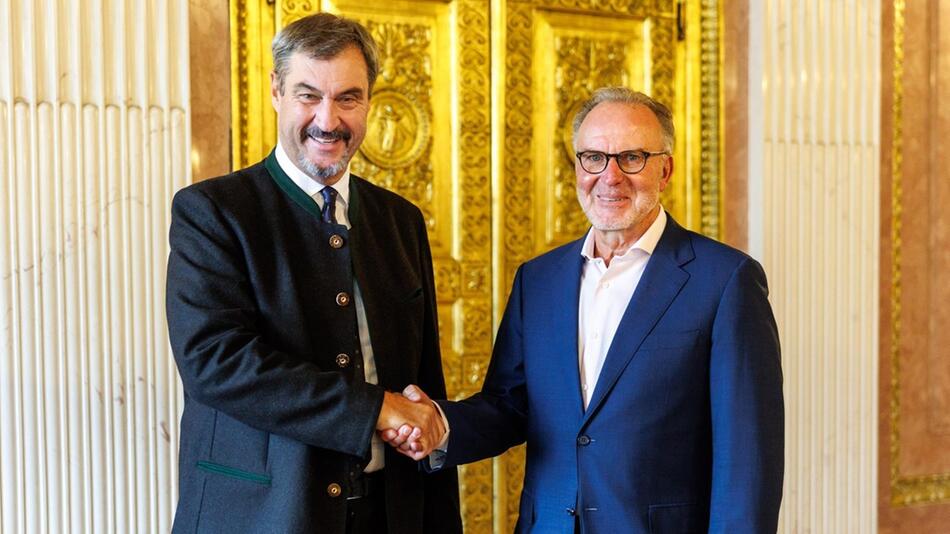 Markus Söder (li.) zeichnet Karl-Heinz Rummenigge aus.
