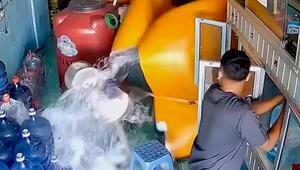 Sintflut in Sekunden: 2.200-Liter-Tank überschwemmt Lagerraum in Indonesien