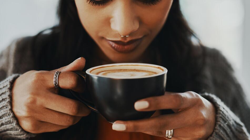 Frau trinkt Kaffee