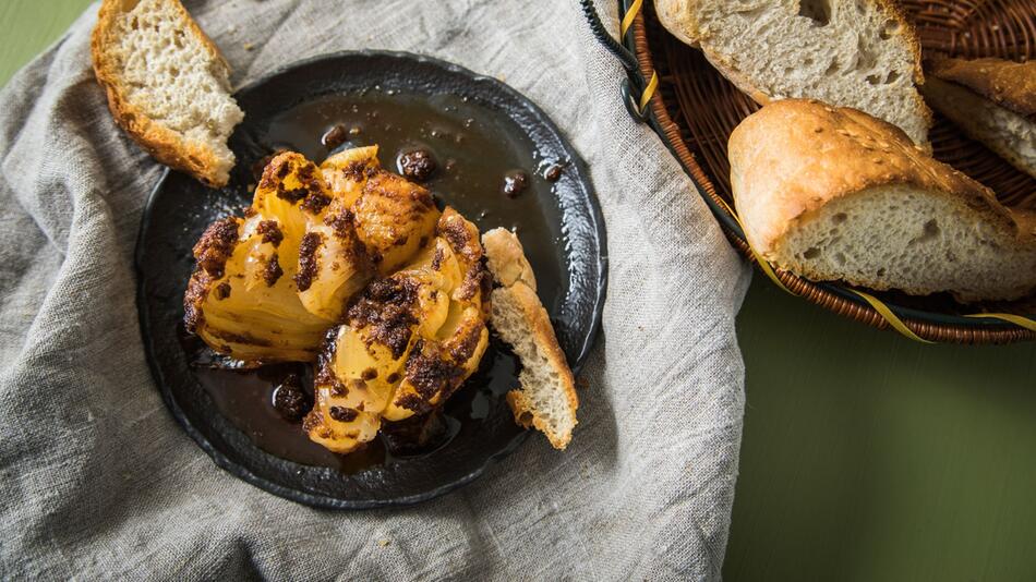 Mit Gewürzbutter gefüllte Zwiebel aus dem Airfryer