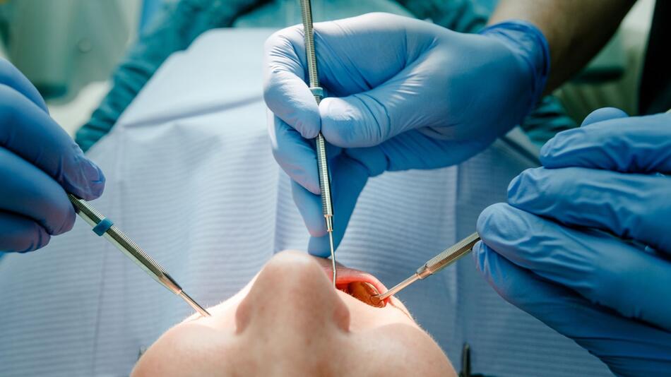 Ein Zahnarzt behandelt einen Patienten