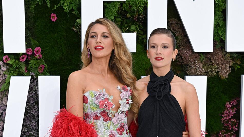 Isabela Ferrer (r.) spielt in "Nur noch ein einziges Mal" die junge Version von Blake Livelys ...