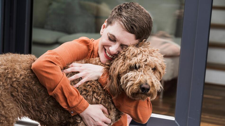 Eine Frau mit einem Hund.