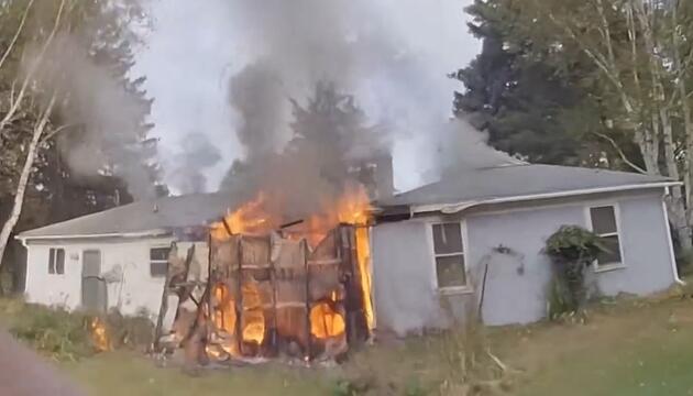Hausbrand in New Baltimore: Retter ziehen 76-Jährigen aus Flammen