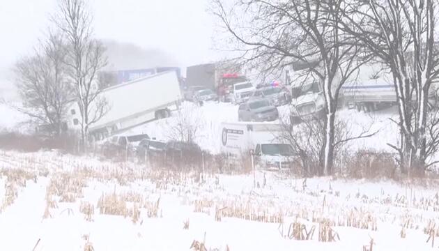 Blechschäden satt: Über 100 Fahrzeuge kollidieren bei Massenkarambolage in Michigan 