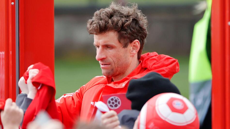 Thomas Müller schreibt Autogramme beim Training.