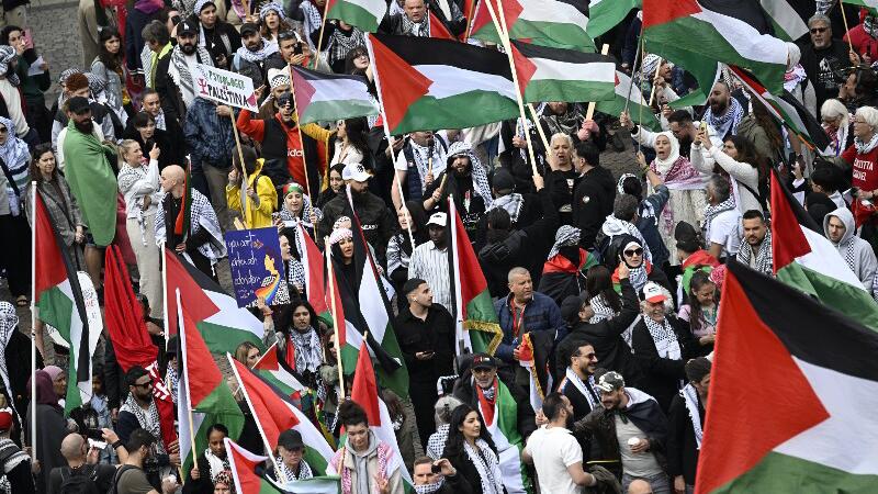 Demonstranten schwenken in Malmö die palästinensische Fahne.