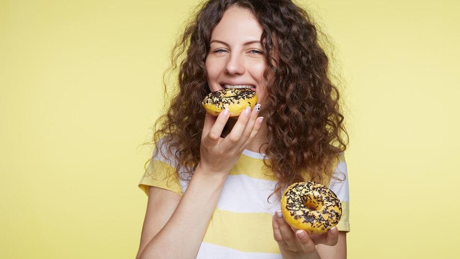 Frau isst Donuts