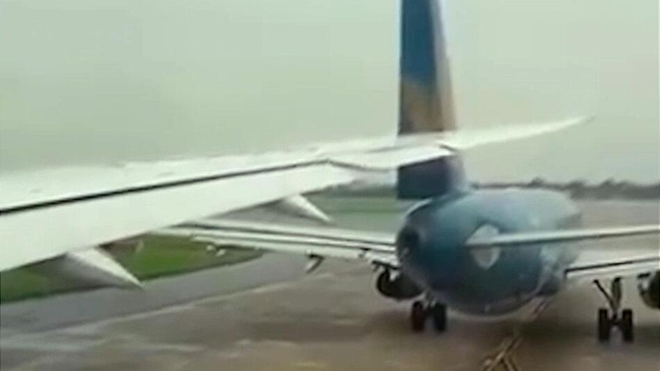 Tragfläche schneidet Seitenruder auseinander: Flugzeug-Crash an Flughafen in Vietnam