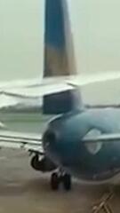 Tragfläche schneidet Seitenruder auseinander: Flugzeug-Crash an Flughafen in Vietnam