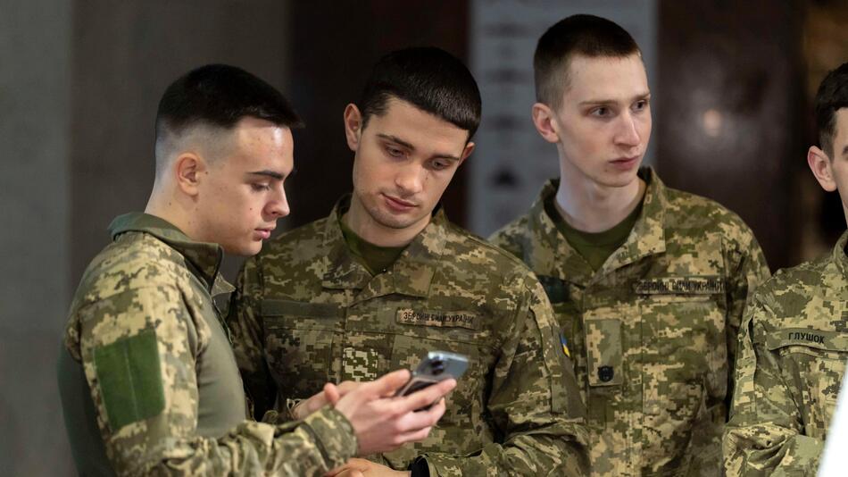 Junge, ukrainische Soldaten