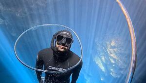 Stille unter Wasser: Freitaucher schwimmt durch Luftringe
