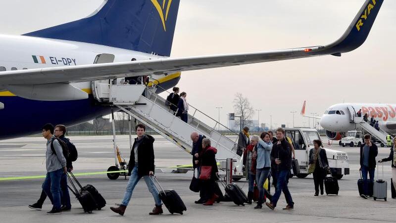 Passagiere beim Ausstieg aus einem Flugzeug