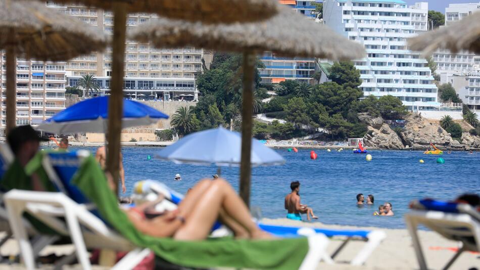 Vor der Kulisse zahlreicher Hotels entspannen Touristen am Strand