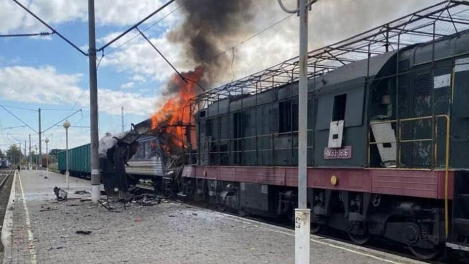 Ein ukrainischer Passagierzug steht in Flammen