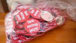 Buttons mit der Aufschrift „Tarifvertrag jetzt!!“