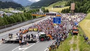 Rund 4.500 Menschen kamen zur Versammlung auf der A13.