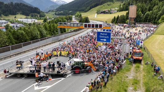 Rund 4.500 Menschen kamen zur Versammlung auf der A13.