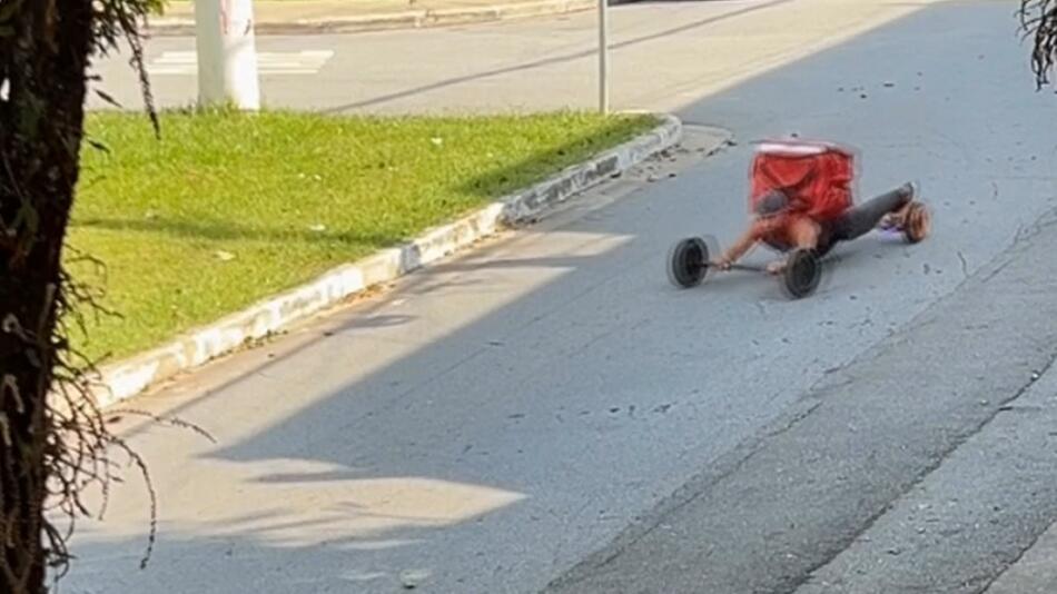 Mann auf Hoverboard