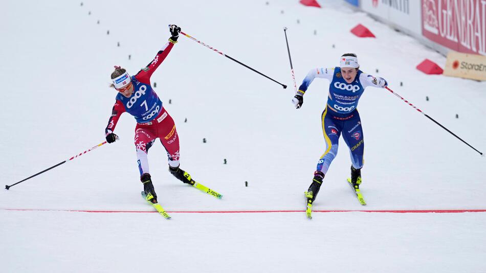 Ebba Andersson (r.) und Therese Johaug kamen zeitgleich im Ziel an