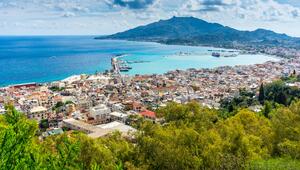 Blick auf Häuser und Hafen von Zakynthos