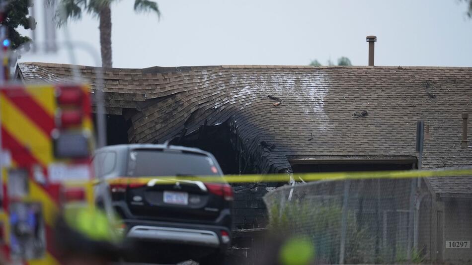Kleinflugzeug stürzt in Wohngebiet in San Diego ab