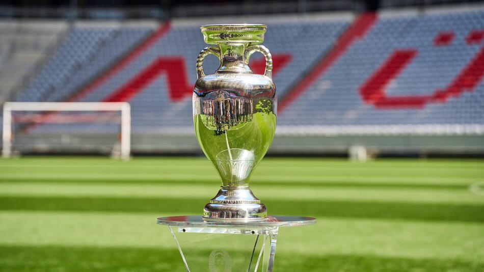 Der EM-Pokal bei der Präsentation in der Münchner Allianz Arena, dem Ort des EM-Eröffnungsspiels.