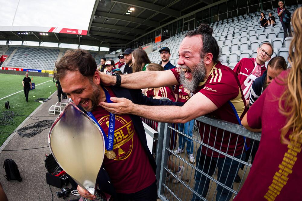 José Barcala (links) feiert den Schweizer Women's Super League Titel 2024.