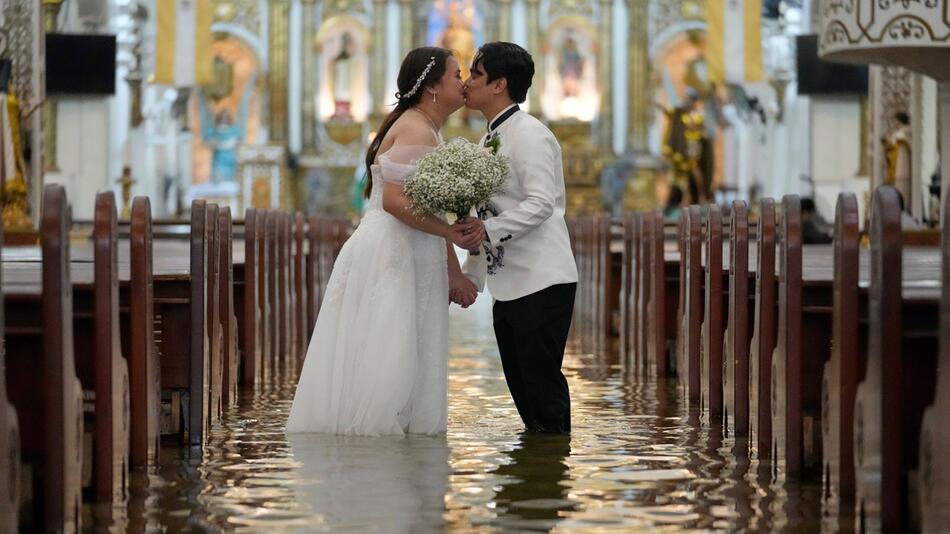 Hochzeit in überfluteter Kirche auf den Philippinen